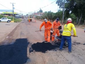 Imagem da notícia - COMEÇA A OPERAÇÃO “TAPA-BURACOS” NA RODOVIA CARLOS BRAGA